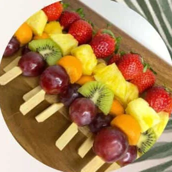 Brochettes de fruits : raisin, kiwi, ananas, orange et fraise