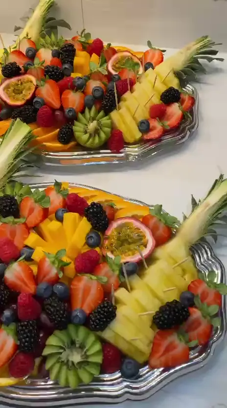 Plateaux de fraises, mûres, fruits de la passion, kiwis et ananas